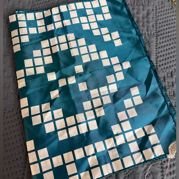 100% polyester green/teal scarf - Picture 2 of 6